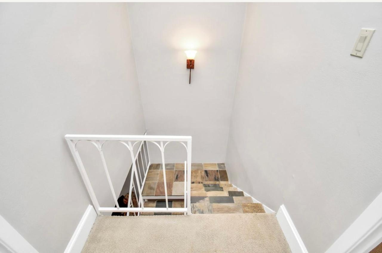 Stunning Private Room In Town Home ヒューストン エクステリア 写真