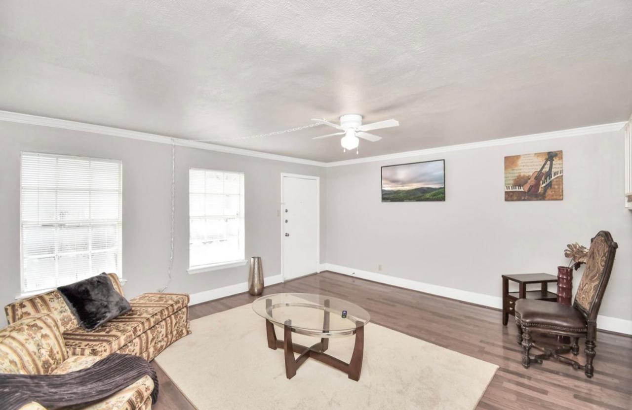 Stunning Private Room In Town Home ヒューストン エクステリア 写真