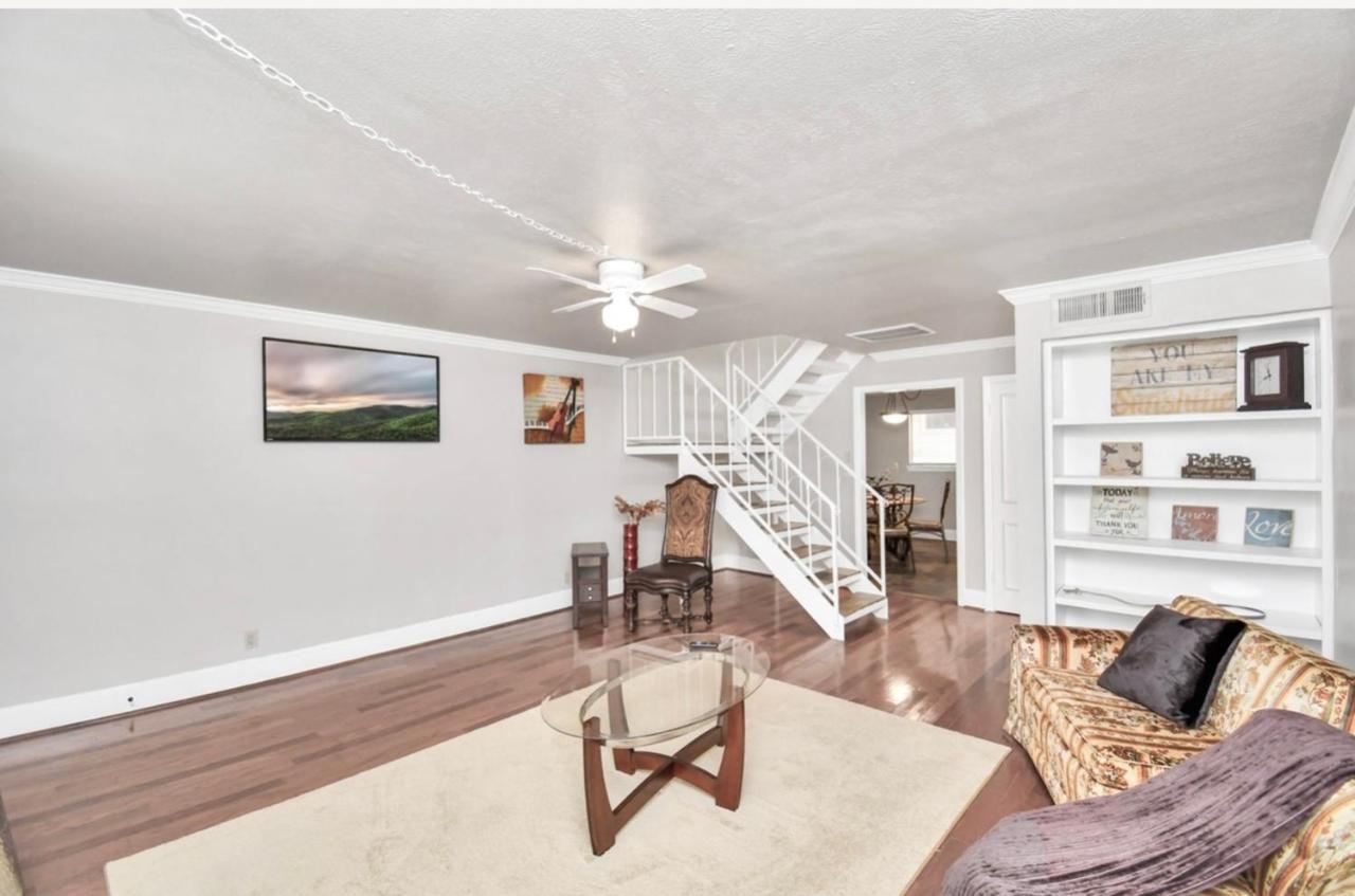 Stunning Private Room In Town Home ヒューストン エクステリア 写真
